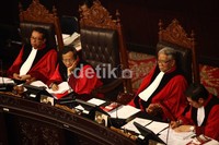 Ketua Mahkamah Konstitusi (MK) Mahfud MD mendengarkan keterangan yang disampaikan oleh saksi.