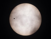 Saat transit Venus akan seperti titik hitam yang melintas di depan matahari. REUTERS/Kim Hong-Ji.