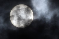 Venus melintasi matahari di langit Salt Lake, Utah, AS. REUTERS/Jim Urquhart.