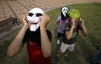 Untuk melihat transit Venus ini warga dapat menggunakan kaca mata hitam. REUTERS/Kim Hong-Ji.