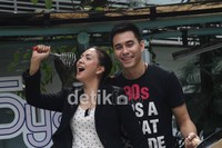 Mereka pun berpose dengan peralatan dapur.GUSMUN/Detikhot