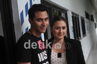Donna dan Darius berpose usai tampil di acara DahSyat di Studio RCTI, Kebon Jeruk, Rabu (6/6/2012). GUSMUN/Detikhot