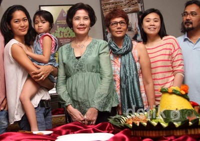 Bintang Film Laura dan Marsha Gelar Syukuran