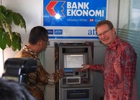 Melalui kerjasama ini nasabah Bank Ekonomi mendapatkan kemudahan dalam hal layanan transaksi elektronis berupa  tarik tunai, transfer antar bank dan informasi saldo di lebih dari 32.000 jaringan ATM Bersama di seluruh Indonesia. (dok Bank Ekonomi)
