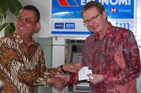Disisi lain, transaksi antar bank akan lebih mudah sehingga memberikan efisiensi bagi nasabah. (dok Bank Ekonomi)