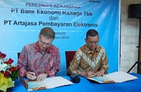Penandatanganan kerjasama ini dilakukan oleh Direktur Utama PT Bank Ekonomi Raharja, Tony Turner dan Direktur Utama PT Artajasa Pembayaran Elektronis, Arya Damar di Kantor Bank Ekonomi, Graha Ekonomi Building, Setiabudi Selatan Kav 7-8 Jaksel, Selasa (6/6). (dok Bank Ekonomi)
