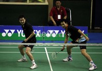 Pasangan Hendra Setiawan (kanan) dan Alvent Yulianto (kiri) memperlihatkan permainan yang menarik dan atraktif di kejuaraan bulutangkis 4th Yonex Sunrise Mens Doubles Championship.