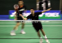 Pasangan ganda putra Hendra Setiawan dan Alvent Yulianto menang tiga set langsung atas lawannya Arya MA dan Edi S dengan skor (18-21, 21-18, 21-19).