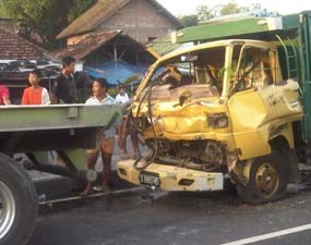 Seruduk Trailer, Sopir dan Kenek Terjepit