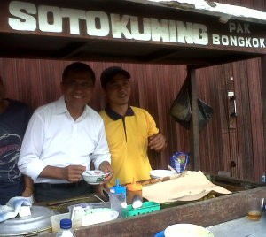 Usai Senam Iwak Peyek Dahlan Iskan Santap Soto Kuning