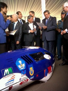 Hendak Ngebut di Sepang, Paijo Experiment Mampir ke Istana