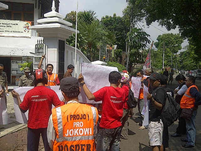 Pilkada Jakarta, Massa Gembok Kantor Kelurahan Gondangdia