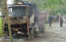 Tabrakan Maut Picu Amuk Warga di Lombok Barat, 1 Truk Dibakar