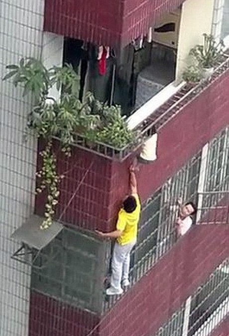 Bergelantungan di Ketinggian 12 Meter, Bocah China Berhasil Selamat!