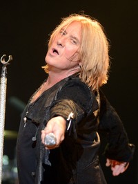 Sang vokalis Joe Elliot tampil memukau dengan busana serba hitam dalam konser di House of Blues Sunset Strip, California, pada 6 Juni lalu. Frazer Harrison/Getty Images.