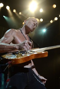 Phil Collen mencabik gitarnya. Frazer Harrison/Getty Images.