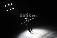 Nacera Belaza membawakan tarian yang dengan penuh penghayatan dan berusaha menyentuh jiwa. Agung Pambudhy/detikcom.