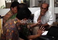 Petugas KPK tiba pukul 13.50 WIB (lebih cepat 10 menit dari jadwal) menggunakan minibus berwarna silver di rumahnya Faisal Basri di Jl Ciasem IV No 22 Blok S, Jakarta Selatan.