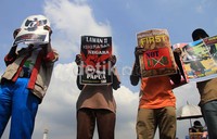 Dalam orasinya mereka meminta seret dan adili pelaku pelanggaran HAM. Agung Pambudhy/detikcom.