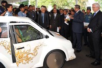 SBY dan  CEO Shell Peter Voser (kanan) melihat mobil hemat energi karya anak bangsa. Laily/Setpres.