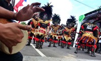 Para penari memakai alas kaki dengan gelang kelintingan yang menimbulkan suara riuh.