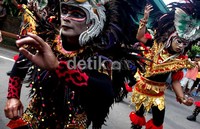 Setiap pertunjukan Topeng Ireng akan selalu riuh rendah diiringi berbagai bunyi-bunyian dan suara. Mulai dari suara hentakan kaki, terikan para penari dan musik yang mengiringi.