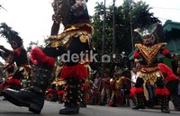Warga sekitar juga berdatangan ke lokasi untuk menonton pertunjukan Topeng Ireng.