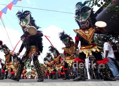 Tiba di Boyolali Iwan Fals Disambut Topeng Ireng