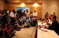 Menurut Bambang, kedua tersangka itu adalah TH dan JGB. TH merujuk pada Tomy Hindratno, pegawai KPP Sidoarjo sedangkan JGB merupakan James Gunarjo, seorang swasta yang terkait dengan PT Bhakti Investama. Ramses/detikcom.