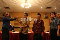 Abraham Samad berjabat tangan dengan Chandra Hamzah. Abraham Samad memiliki kekayaan Rp 2,322 miliar. Dia tidak memiliki kekayaan dalam bentuk mata uang asing. Ramses/detikcom.