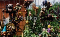 Jajaran boneka yang ikut hanyut di sungai Ciliwung. Agung Pambudhy/detikcom.