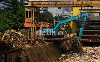 Setiap harinya sampah-sampah ini diangkut dengan menggunakan truk menuju TPA Bantar Gebang. Agung Pambudhy/detikcom.