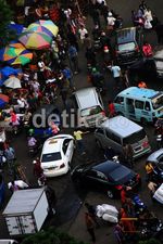Bahu Jalan Dipenuhi PKL, Tanah Abang Macet