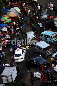 Arus lalu lintas di kawasan Pasar Tanah Abang, Jakarta, terlihat semrawut. Agung Pambudhy/detikcom.
