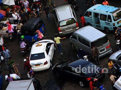 Bahu Jalan Dipenuhi PKL, Tanah Abang Macet