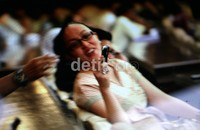 Abbas Sandji memperlihatkan foto-foto Angie saat memegang BB. Ramses/detikcom.