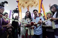 Secara simbolis, Rossa dan Rudi sebagai owner dari Diva karaoke Bandung memotong pita sebagai seremoni pembukaan.