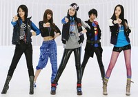 Tak lama kemudian Chu~ dirilis. f(x) mulai tampil dengan warna-warna neon yang kemudian jadi ciri khas mereka. (SM Entertaiment)