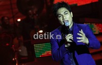 Rizal Armada mengenakan stelan jas biru. Gus Mun/detikHot.