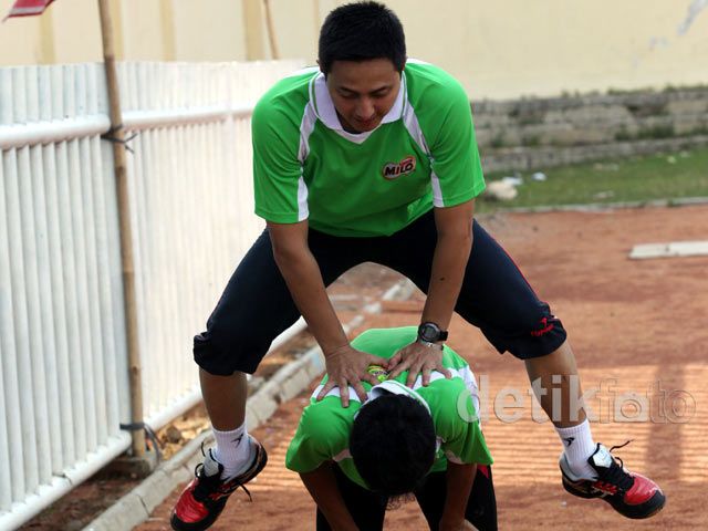 Ricky Subagja Latih Finalis MILO School Competition 