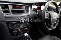 Masuk ke kabin penumpang kita sudah disuguhkan kompartemen kelas menangah.