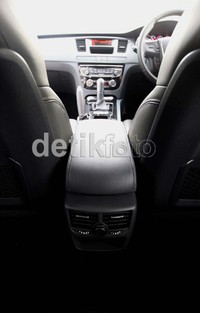 Sayangnya, Peugeot 508 tidak tersedia kursi elektrik. Selain itu yang bisa mengurangi poin Peugeot 508 adalah kulit jok yang agak keras. Terasa kurang empuk dengan kulit bawaan pabrik.