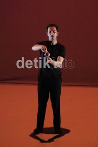 Adrien Mondot adalah seorang seniman multidispilin, ahli informatika dan juggler. Agung Pambudhy/detikcom.