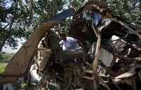 Bagian belakang bus hancur. Saat kejadian, bus tersebut tengah membawa pegawai pemerintahan Pakistan pulang ke rumah masing-masing di wilayah Daudzai, Provinsi Khyber Pakhtunhwa. Reuters/Fayaz Aziz.