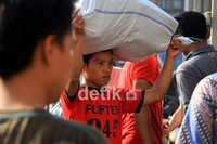 Seorang buruh mengankut karung pakaian. Agung Pambudhy/detikcom.