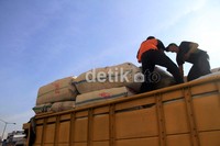 Buruh menata muatan di dalam truk. Agung Pambudhy/detikcom.