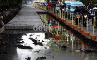 Proyek pengecoran dan perluasan jalan di jalur lambat jalan DI Pandjaitan Bypass, Jakarta Timur, Jumat (08/06), sudah memasuki pengerjaan 80 persen.