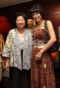 Tak lupa, Olga pun berfoto bersama dengan Ibu Menteri Marie Elka Pangestu.