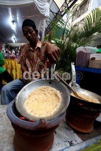 Pedagang makanan khas Betawi, kerak telor turut memeriahkan Festival Passer Baroe.
