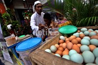 Dua orang pedagang menjajakan kerak telor di salah satu stand Festival Passer Baroe.